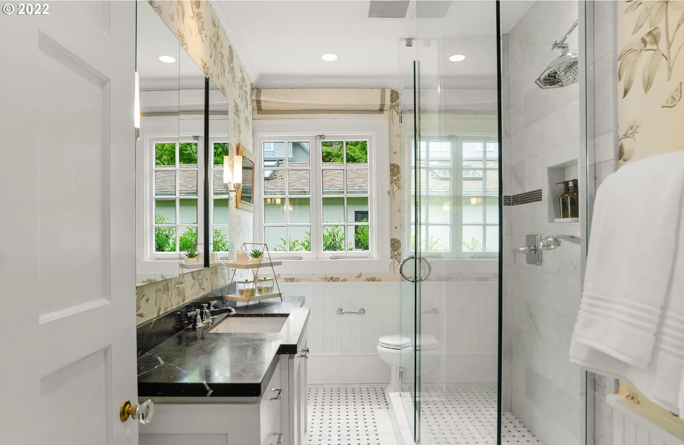 Bath with painted walls and window trim