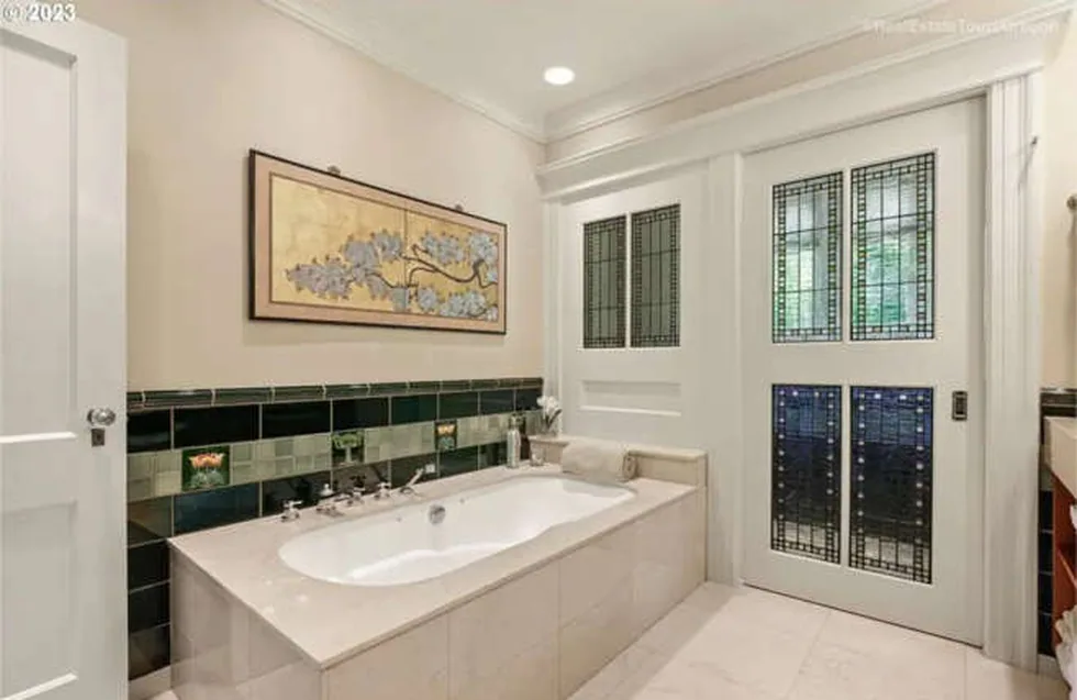 Bath with painted walls and tile